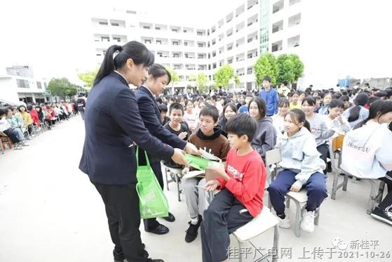 【守護(hù)青春·陽(yáng)光成長(zhǎng)】桂平市預(yù)防青少年違法犯罪宣傳進(jìn)校園活動(dòng)順利開展！