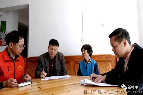 黃德佳到桂平易地扶貧搬遷長(zhǎng)安安置區(qū)開(kāi)展鄉(xiāng)村振興,、防貧監(jiān)測(cè)和走訪慰問(wèn)工作