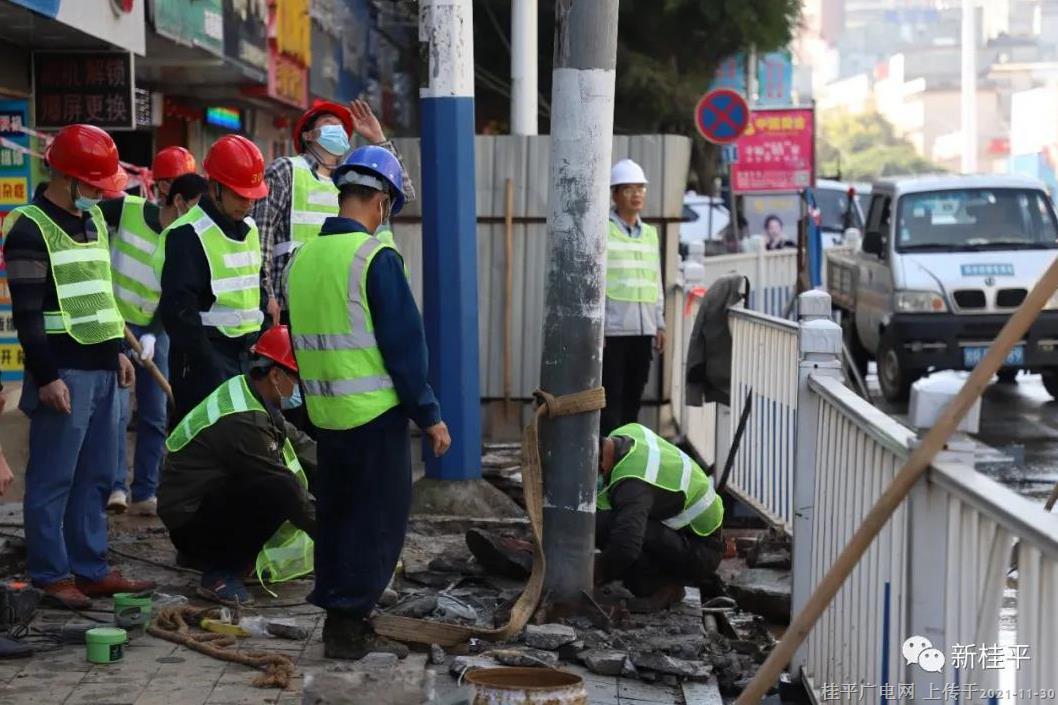 桂平：城區(qū)自來(lái)水管道破裂水漫路面 維修人員全力搶修保供水