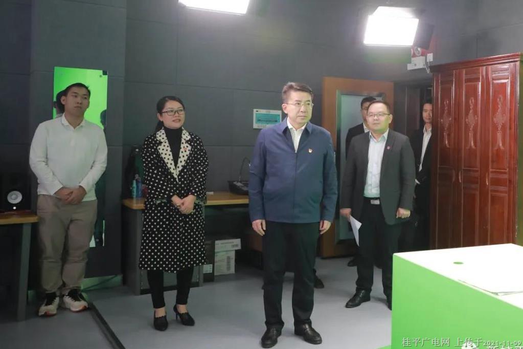 韋慶強(qiáng)到桂平市融媒體中心慰問(wèn)新聞工作者