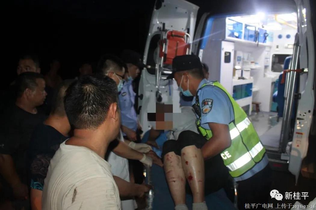 【我為群眾辦實事】桂平市公安局交警大隊：兩輛貨車相撞 交警及時救助