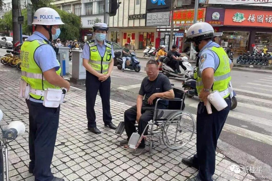 老人回不了家急哭 桂平交警及時幫忙