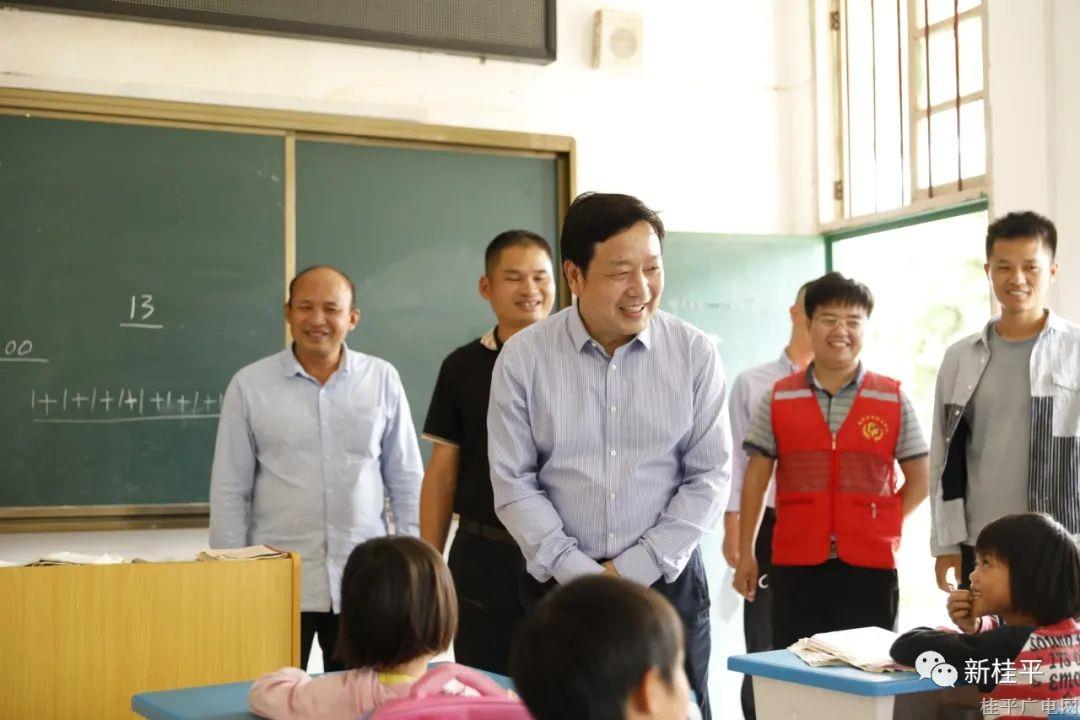 自治區(qū)大數(shù)據(jù)發(fā)展和政務(wù)局到桂平市白沙鎮(zhèn)洋坡村開展鄉(xiāng)村振興調(diào)研工作