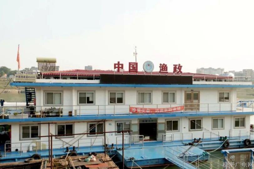 對違規(guī)漁具現(xiàn)場拆解,，桂平市農(nóng)業(yè)農(nóng)村局集中銷毀違規(guī)捕撈工具90多件