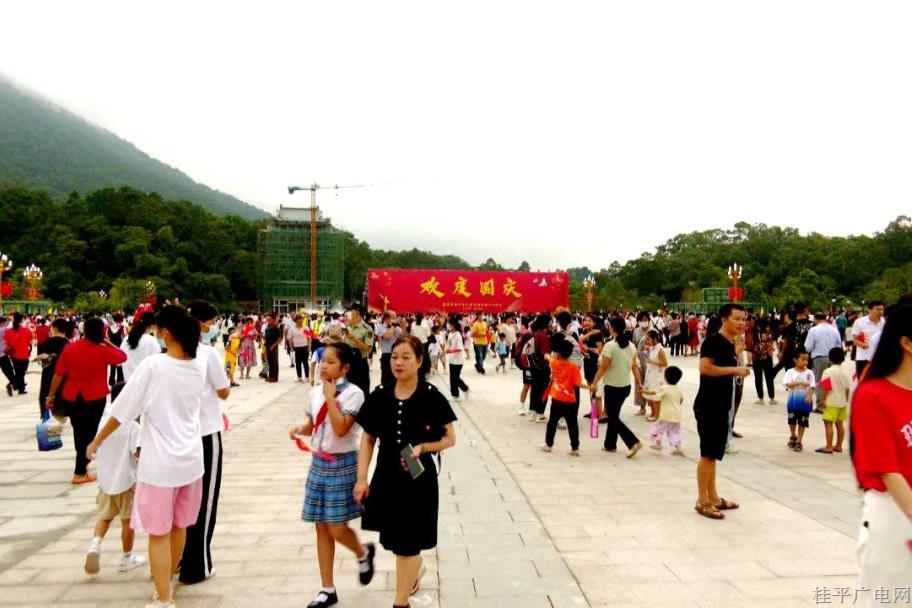 歡度國慶 桂平景區(qū)熱鬧非凡