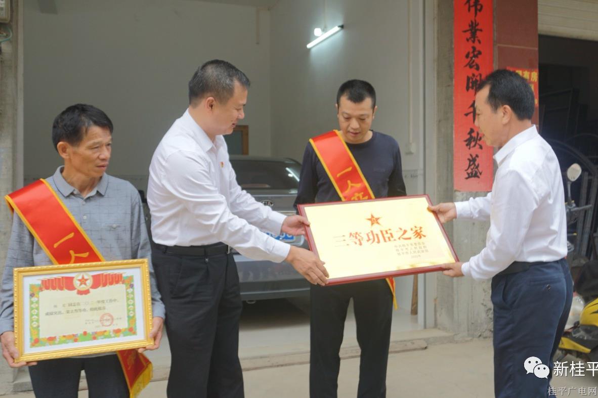 市領(lǐng)導(dǎo)為榮立“三等功”現(xiàn)役軍人家屬送喜報