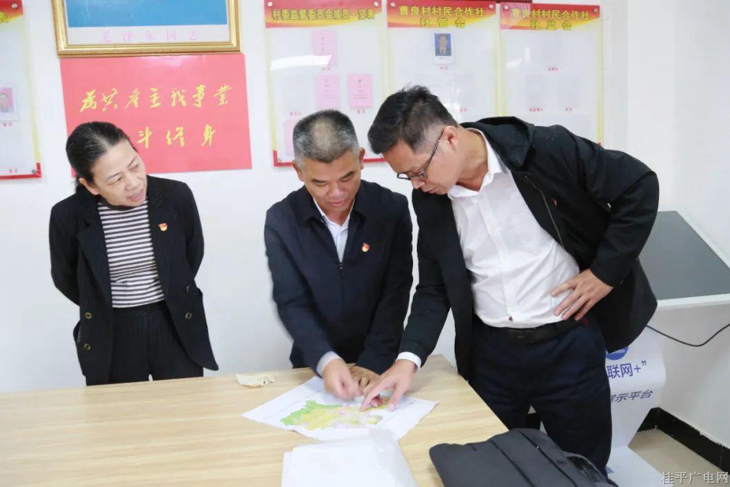 蒙愛杏到曹良村指導(dǎo)全過程人民民主經(jīng)驗(yàn)交流會(huì)籌備工作