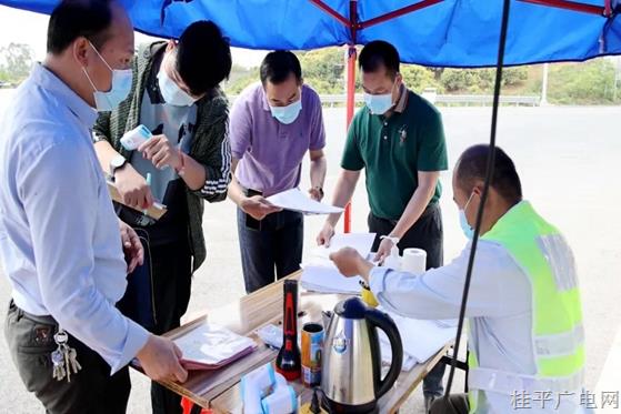 桂平市綜合查訪組第二小組到南區(qū)高速路出口督查疫情防控措施落實(shí)情況