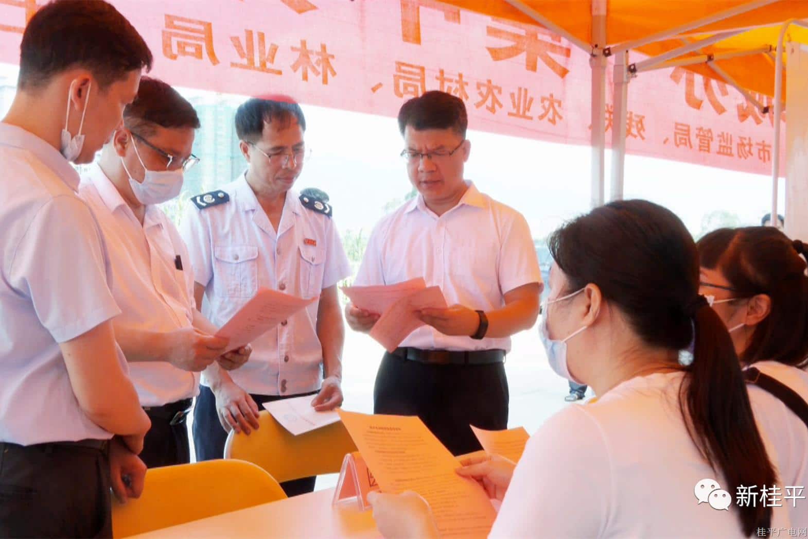 我市舉行易地搬遷“農(nóng)事城辦”集中辦理業(yè)務(wù)活動(dòng)