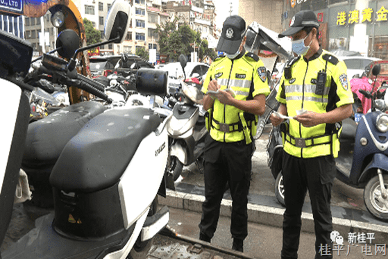 桂平市交警部門依法整治車輛亂停亂放現(xiàn)象
