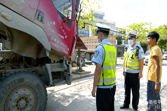 桂平市交警部門重拳出擊 集中整治城區(qū)車輛亂停亂放現(xiàn)象