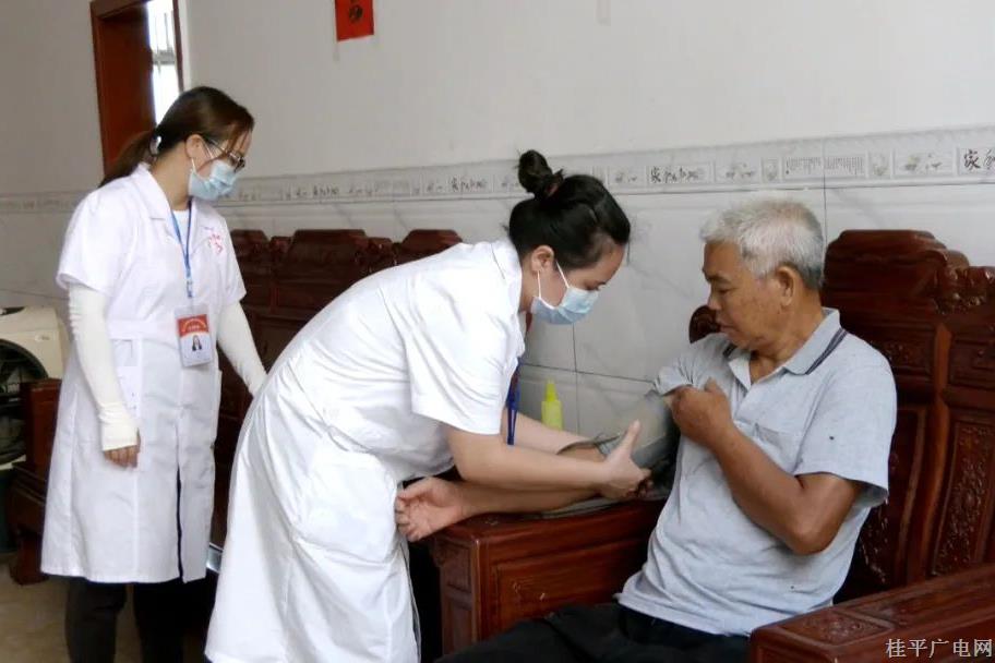 市督查和績效辦和下灣鎮(zhèn)全力推進(jìn)60歲以上老人新冠病毒疫苗接種工作