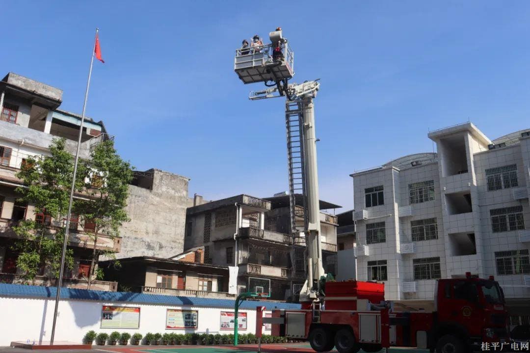 ?零距離體驗,！桂平消防開展消防站開放日活動