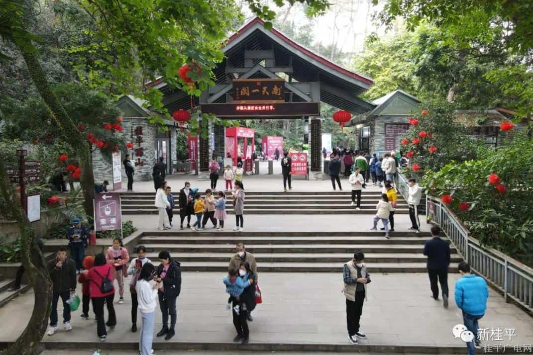 佳節(jié)游客出行忙 我市假日經(jīng)濟大幅復蘇