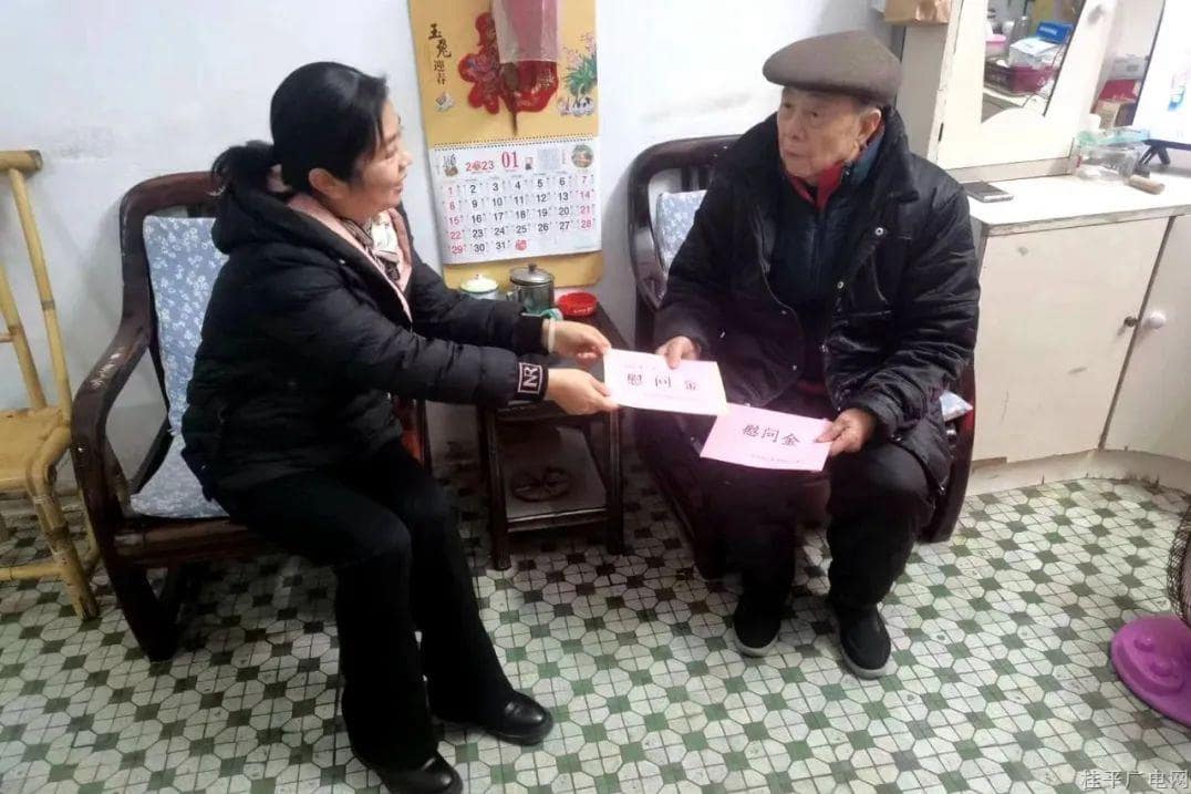 市政府辦開展走訪慰問退休干部、駐村工作隊(duì)員活動(dòng)