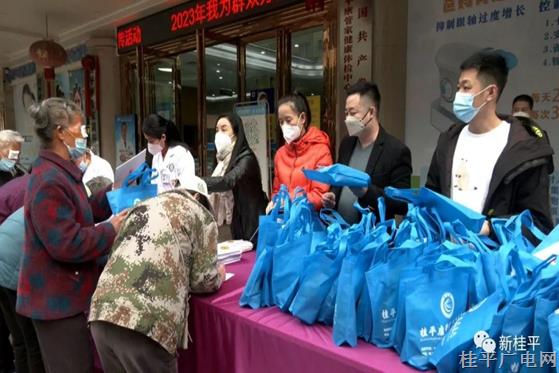 桂平僑聯(lián)聯(lián)合有關單位共同開展我為群眾辦實事“僑愛送藥·情暖社區(qū)”暨僑法宣傳活動