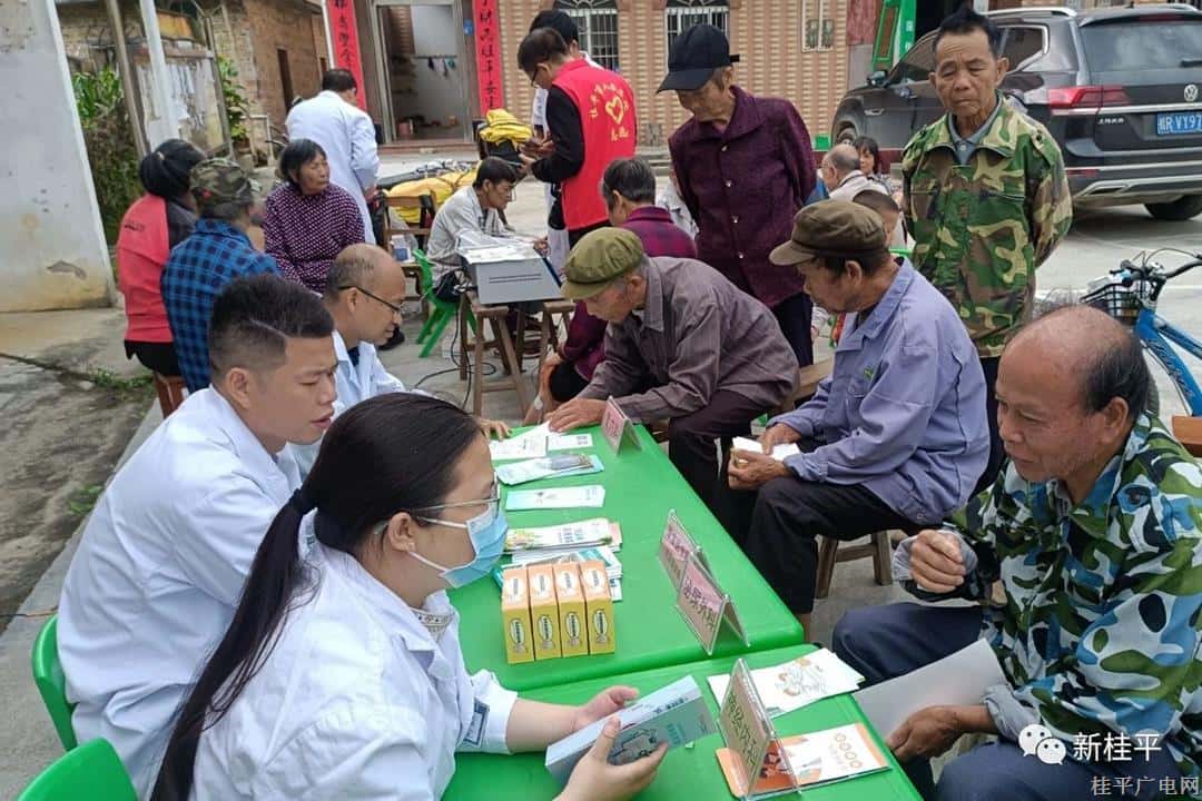 【新時代文明實踐】桂平市人民醫(yī)院到中沙鎮(zhèn)開展“健康送下鄉(xiāng),、義診暖民心”志愿服務活動