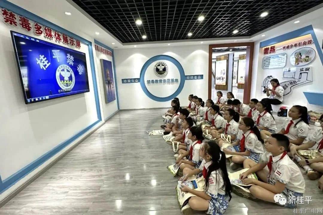 桂平市組織近3000名青少年學生參觀禁毒教育基地