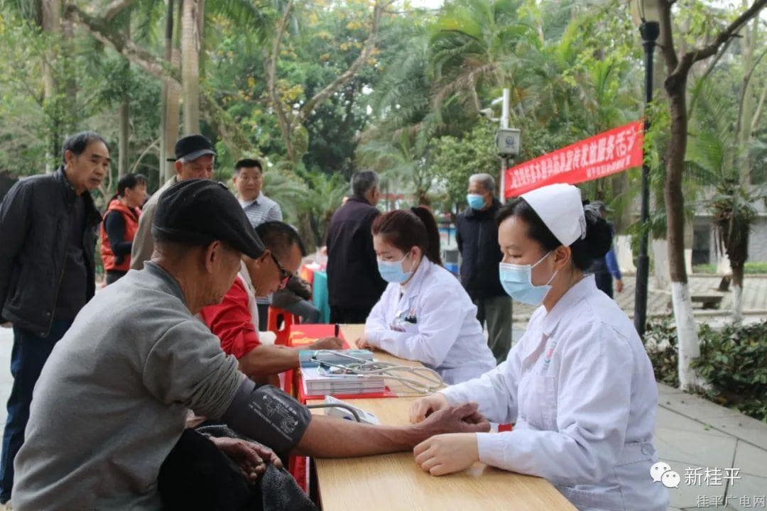 桂平市衛(wèi)生健康局開展“獻(xiàn)愛心 送健康”志愿服務(wù)活動