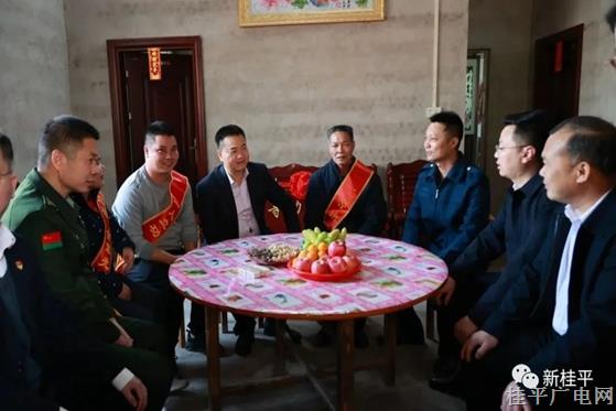 黃德佳等市領(lǐng)導(dǎo)為榮立二等功現(xiàn)役軍人家屬送喜報(bào)