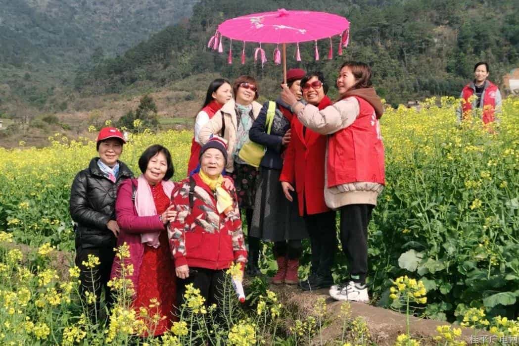 【文明實(shí)踐在行動(dòng)】志愿“紅”在花海