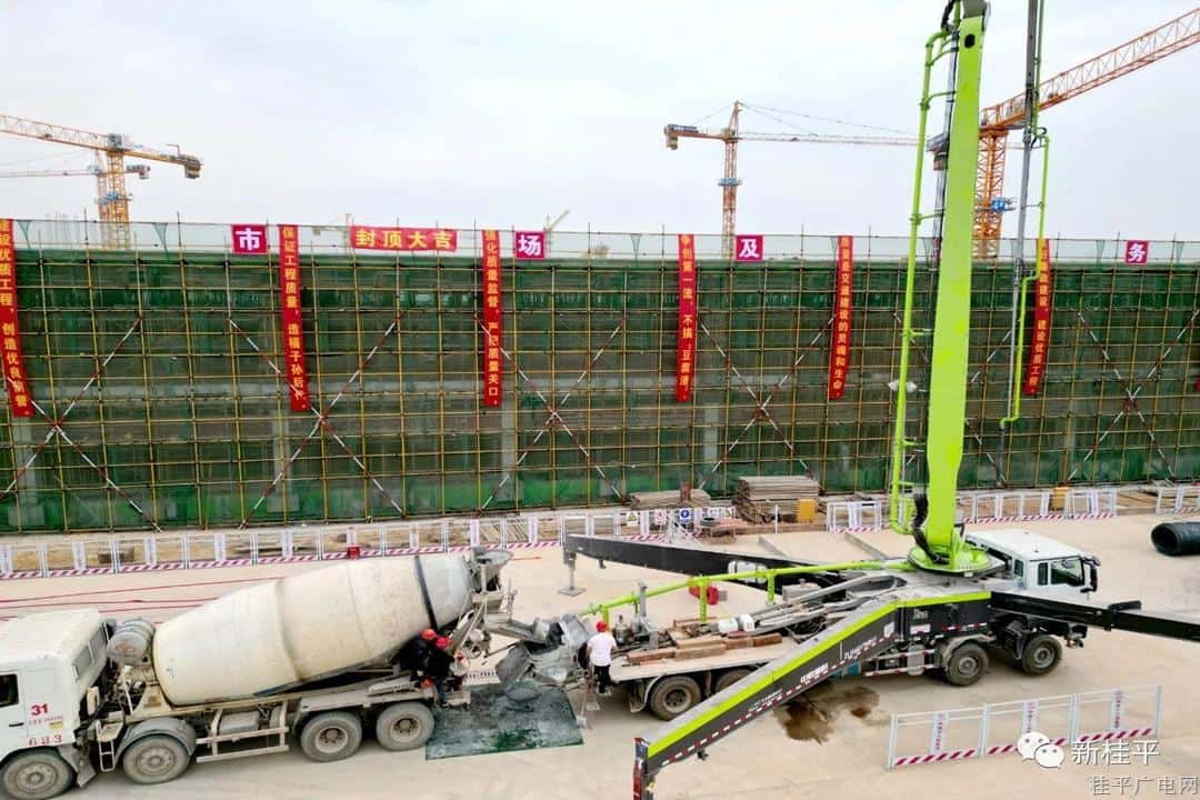 龍門工業(yè)園區(qū)“八個(gè)一”項(xiàng)目完成綜合市場(chǎng)及服務(wù)用房主體結(jié)構(gòu)封頂
