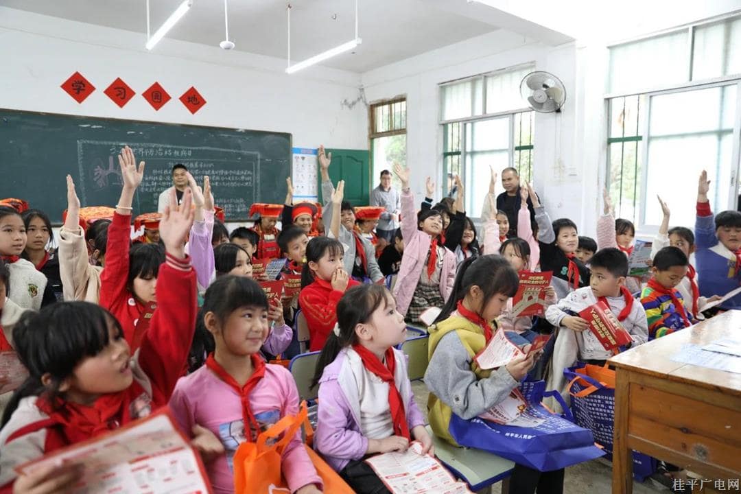 普法家長(zhǎng)會(huì) “護(hù)苗”助成長(zhǎng)