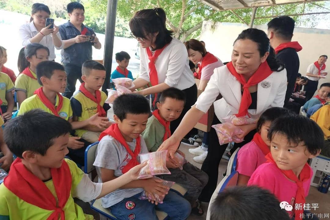桂平市政協(xié)組織委員代表到下灣鎮(zhèn)開展慰問活動