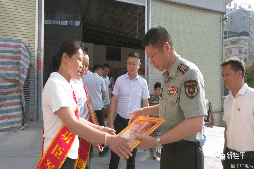 市領(lǐng)導(dǎo)為榮立三等功現(xiàn)役軍人家屬送喜報(bào)