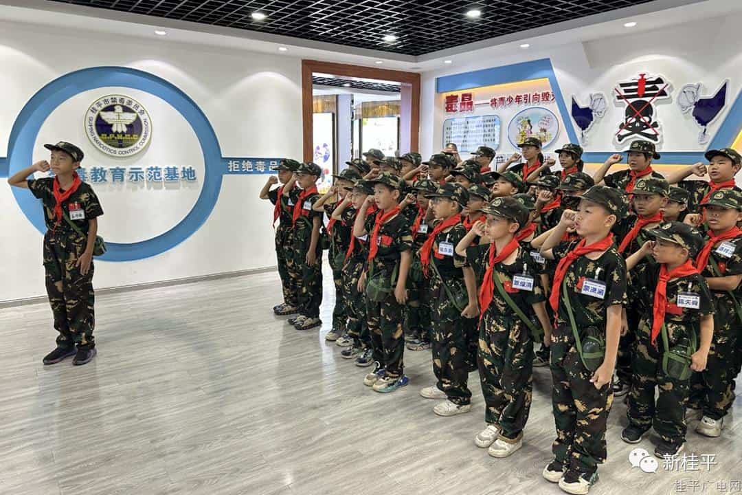 桂平市禁毒辦帶領(lǐng)學生到市禁毒宣傳教育基地參觀學習