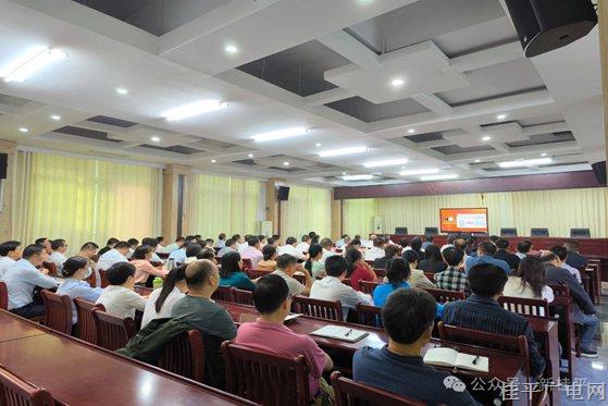 我市組織收聽收看貴港市縣處級(jí)領(lǐng)導(dǎo)干部學(xué)習(xí)貫徹習(xí)近平新時(shí)代中國(guó)特色社會(huì)主義思想和黨的二十屆三中全會(huì)精神專題研討班