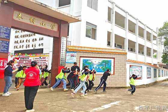 羅秀鎮(zhèn)開展地質(zhì)災(zāi)害應(yīng)急演練暨地質(zhì)災(zāi)害防治知識(shí)進(jìn)校園活動(dòng)