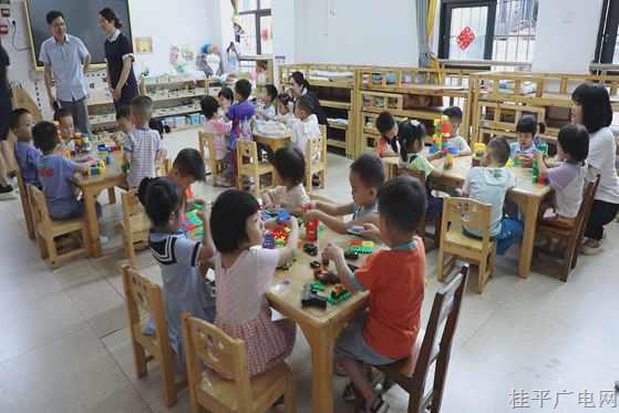 桂平市第二幼兒園舉辦“向日葵親子小屋”揭牌儀式