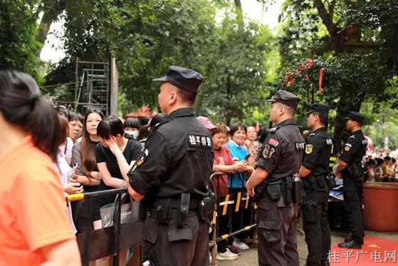 歡樂潑水警民同樂 桂平公安全程護航