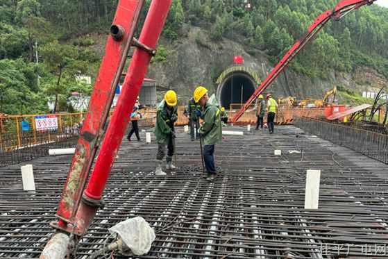 柳梧鐵路4標(biāo)項目金田紫荊河特大橋跨S304省道80米連續(xù)梁0號塊澆筑完成