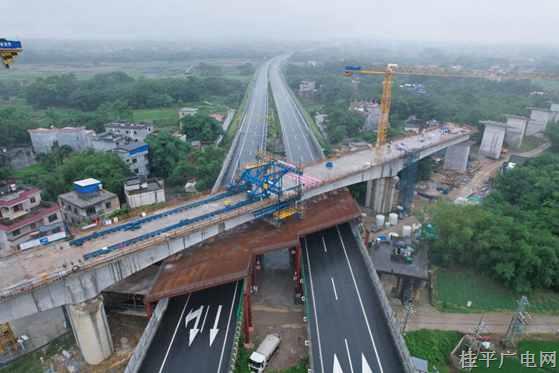 柳梧鐵路4標(biāo)項目跨高速公路連續(xù)梁合龍