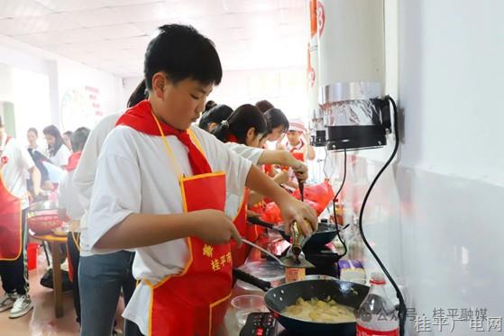 太絕了,！桂平小學(xué)生化身“勞動(dòng)小達(dá)人”，縫扣炒菜樣樣行