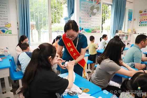 藍白暈染間 童心傳非遺——桂平親子扎染活動“沉浸式”解鎖傳統(tǒng)工藝,，折疊捆扎里的文化對話